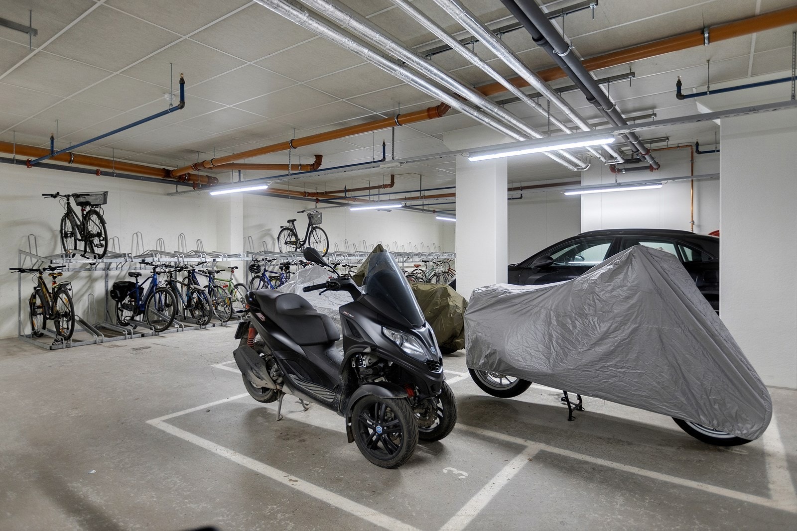 Bygget har en praktisk innendørs sykkelparkering. Galleribilde