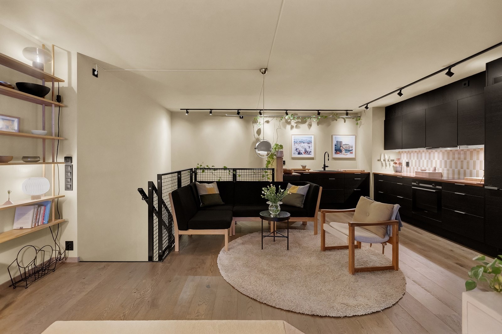 Stuens størrelse tillater plass til flere sosiale soner. Galleribilde