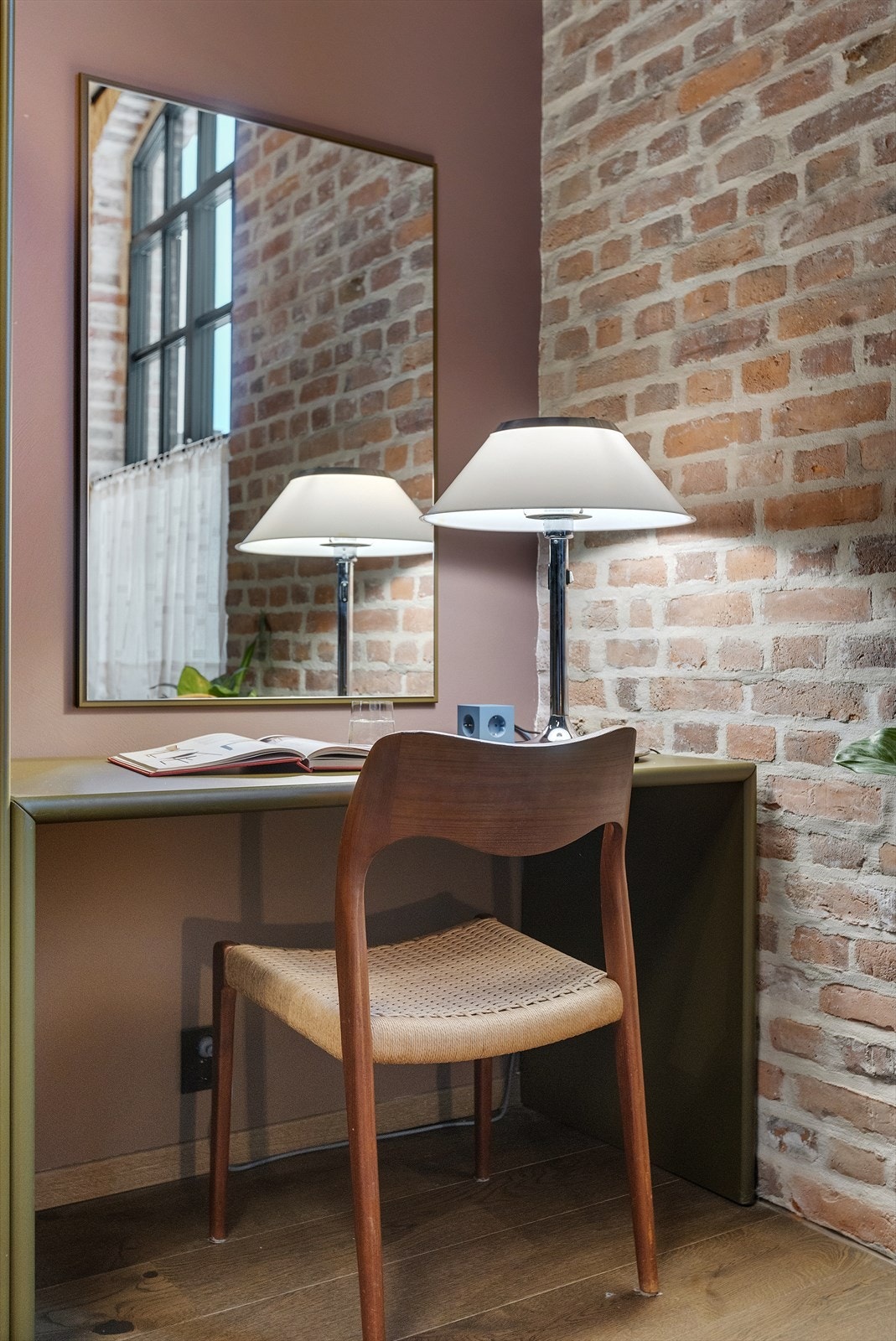 Rommet har en naturlig plass til en skrivepult. Galleribilde