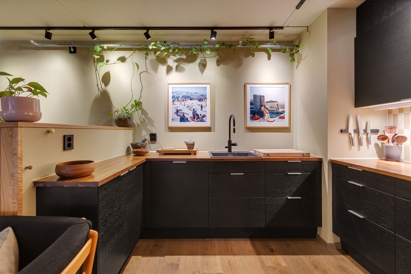 Stilrent kjøkken fra 2021 med innredning fra Norema. Galleribilde