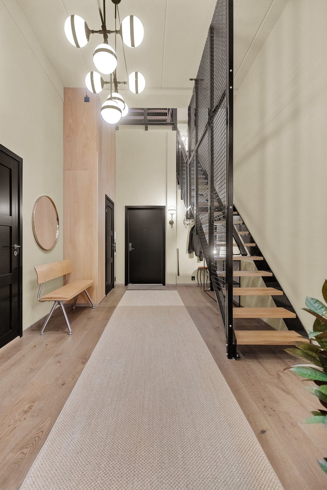 Ved inngangspartiet blir du møtt av nesten hele 7 meter takhøyde! Galleribilde