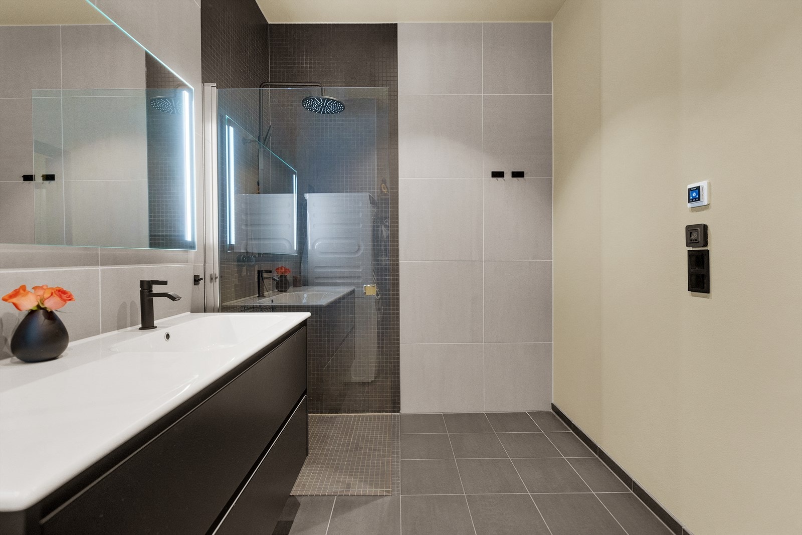 Romslig og pent bad med stilfulle overflater og gulvvarme. Galleribilde