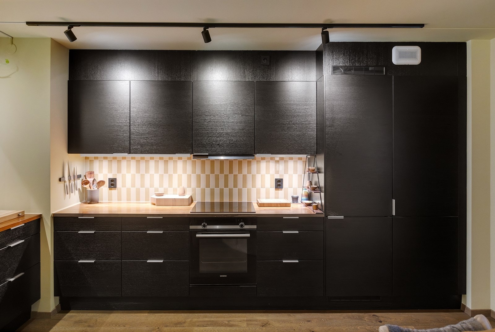 Det er utstyrt med benkeplate i tre, kum med ettgreps blandebatteri mekanisk ventilator over stekesonen. Galleribilde