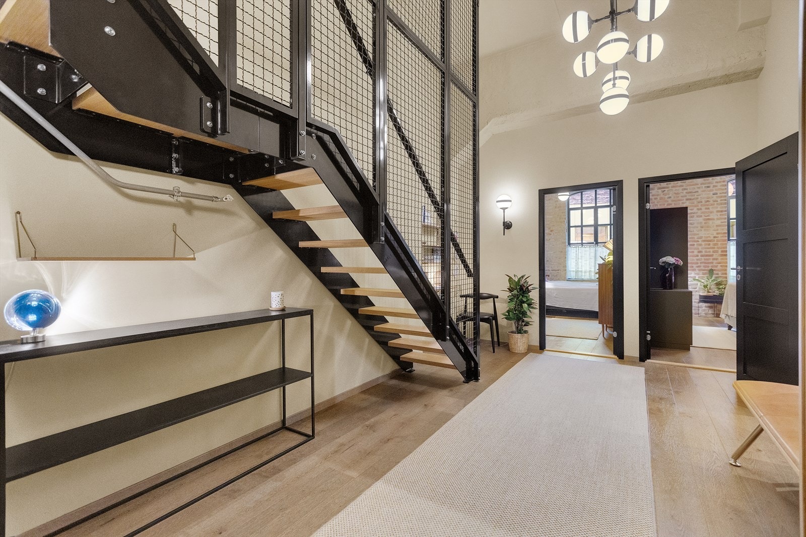 En storslått entré som gir et svært godt førsteinntrykk av boligen. Galleribilde