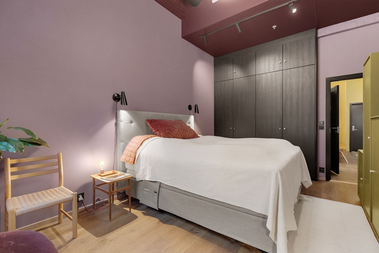 Det er også rikelig med lagringsplass i et plassbygd garderobeskap. Galleribilde