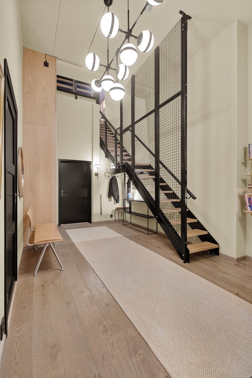 Trappen er et smykke i leiligheten og fremhever den gjennomgående New York-stilen. Galleribilde