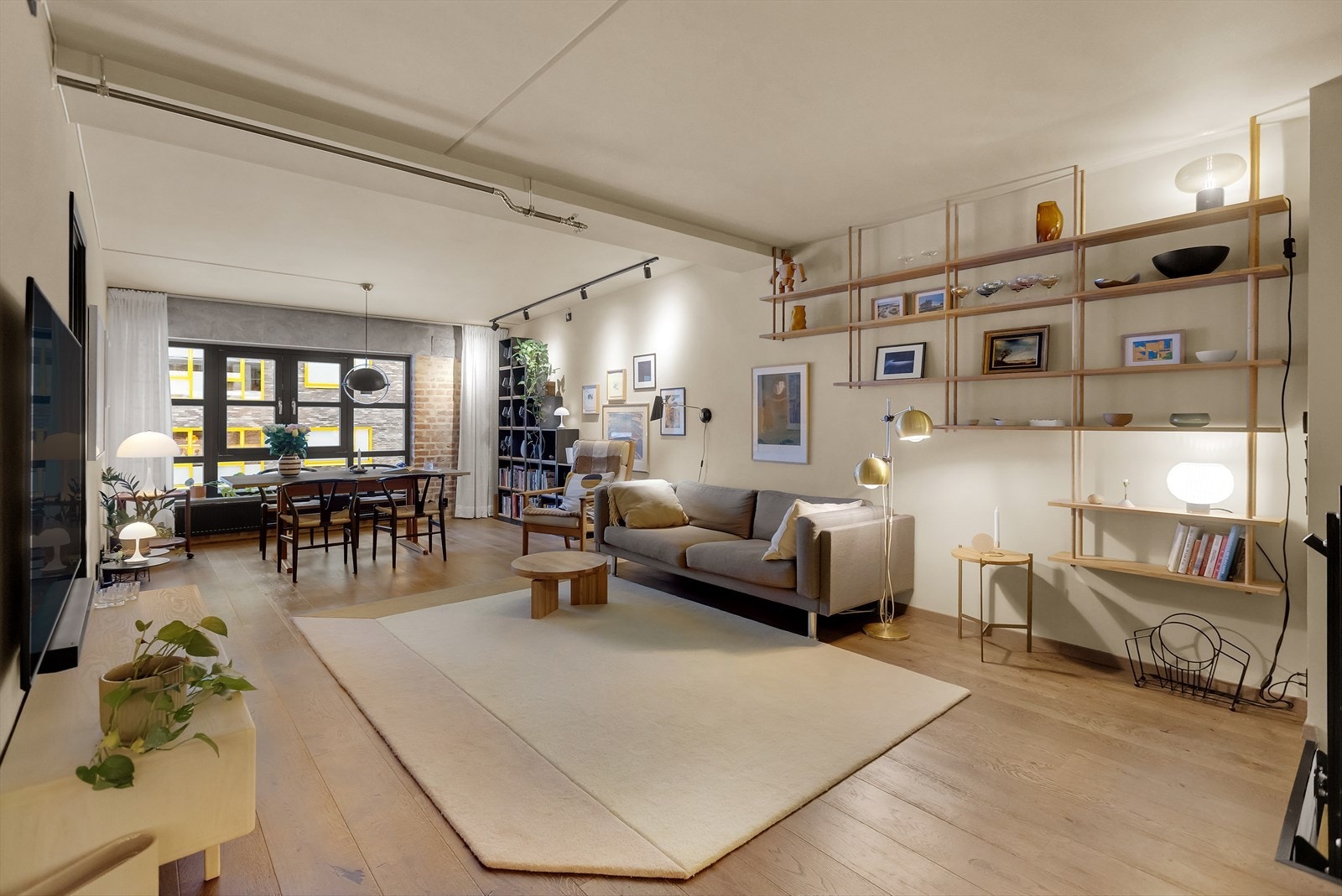 En rålekker leilighet over to plan med tre soverom, to bad og garasjeplass i lukket anlegg. Galleribilde