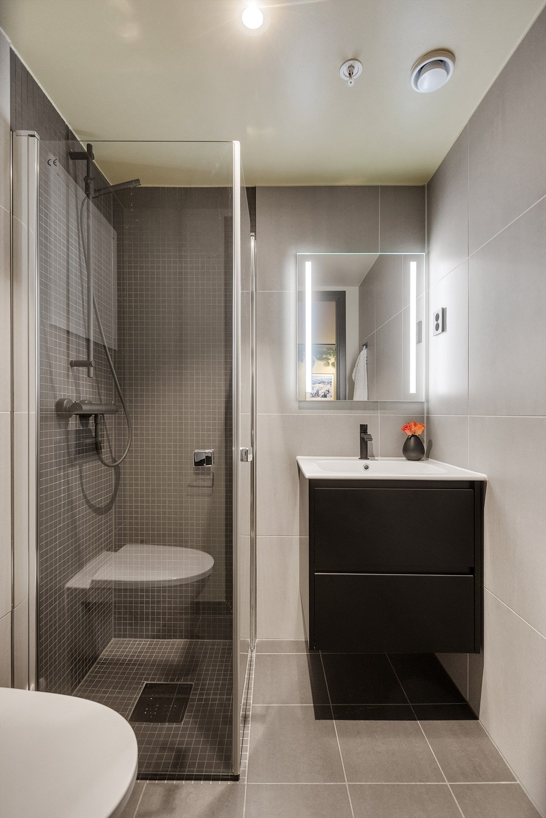 2. etasje har et pent baderom med gulvvarme, veggmontert WC, dusjplass med inn og utadslående dusjvegger samt servant med ettgreps blandebatteri i innredning. Galleribilde