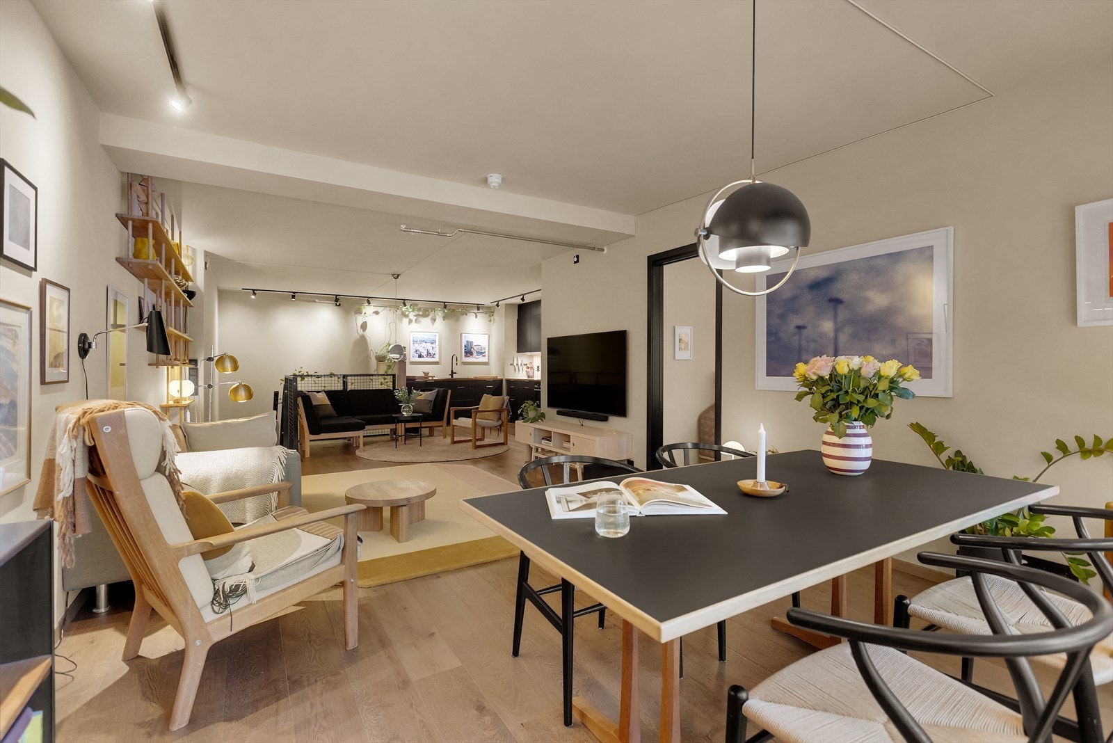 Bildene yter ikke boligen rettferdighet. I virkeligheten oppleves den både større og luftigere. Galleribilde