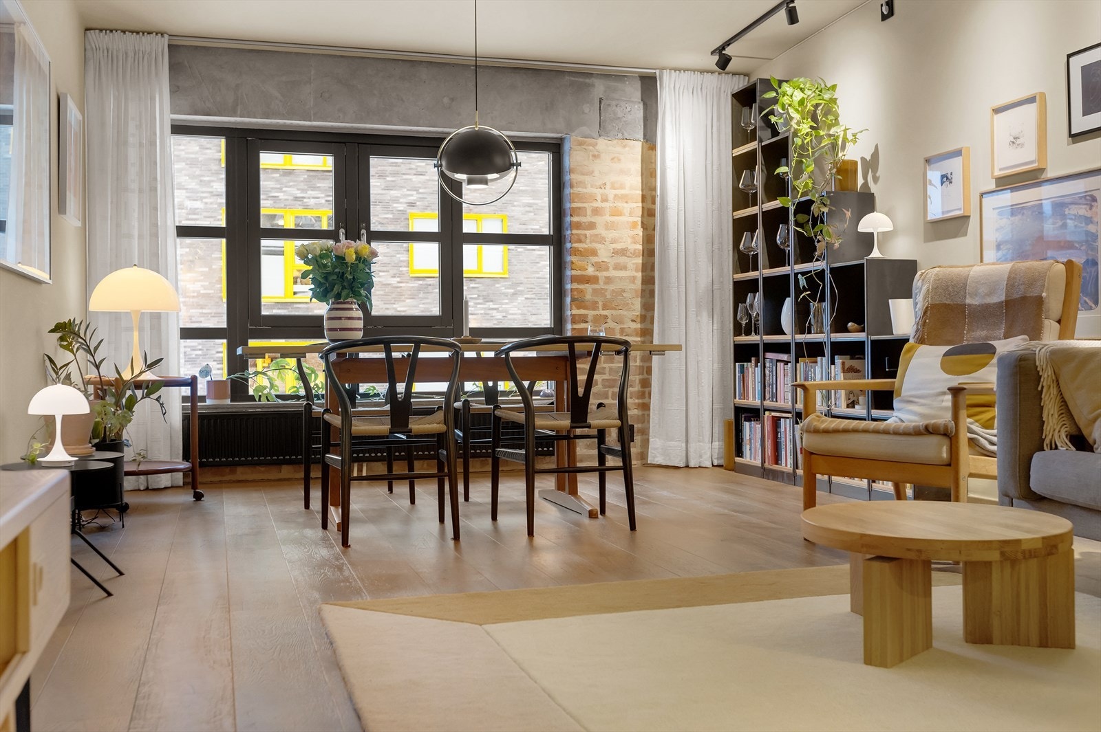 Her er det også god plass til et større spisebord, perfekt for hyggelige måltider med venner og familie. Galleribilde