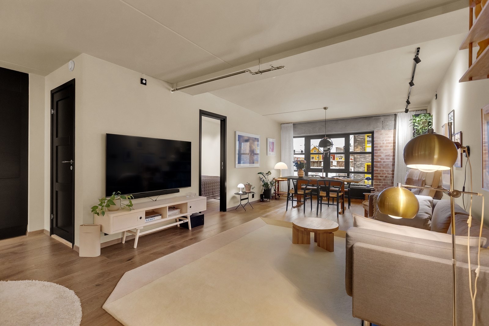 En bolig som MÅ ses- romfølelsen og volum kommer virkelig til sin rett på visning. Galleribilde