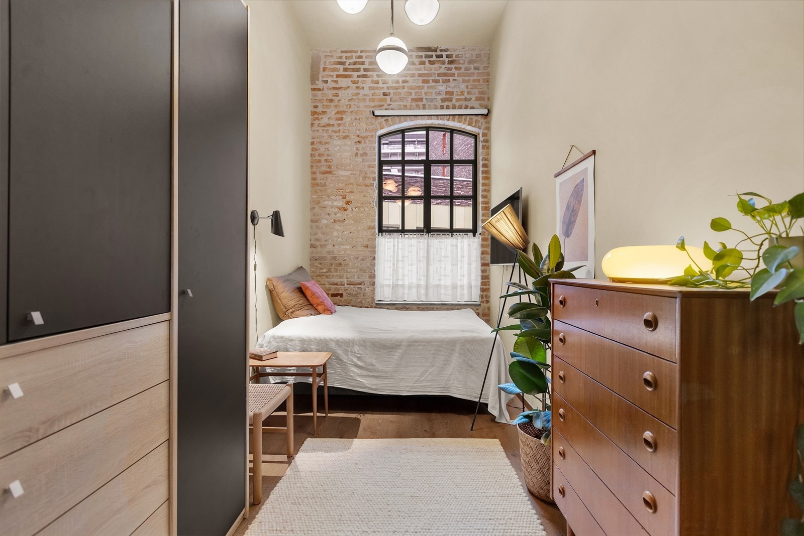 Soverom 2 i 1. etasje. Rommene har et stilrent New York uttrykk med store vinduer, teglsteinsvegg og generøs takhøyde. Galleribilde