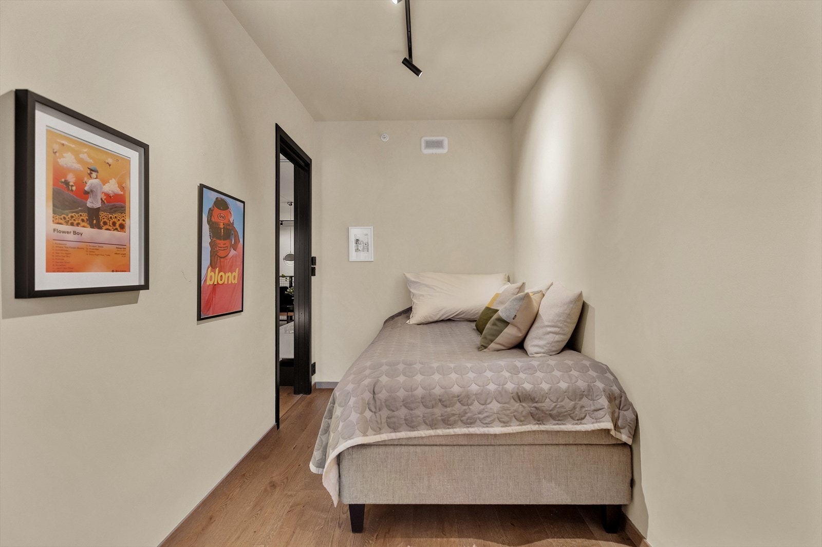 Rommet har god plass til seng og garderobeskap og preges av en kombinasjon av rustikke og moderne detaljer. Galleribilde