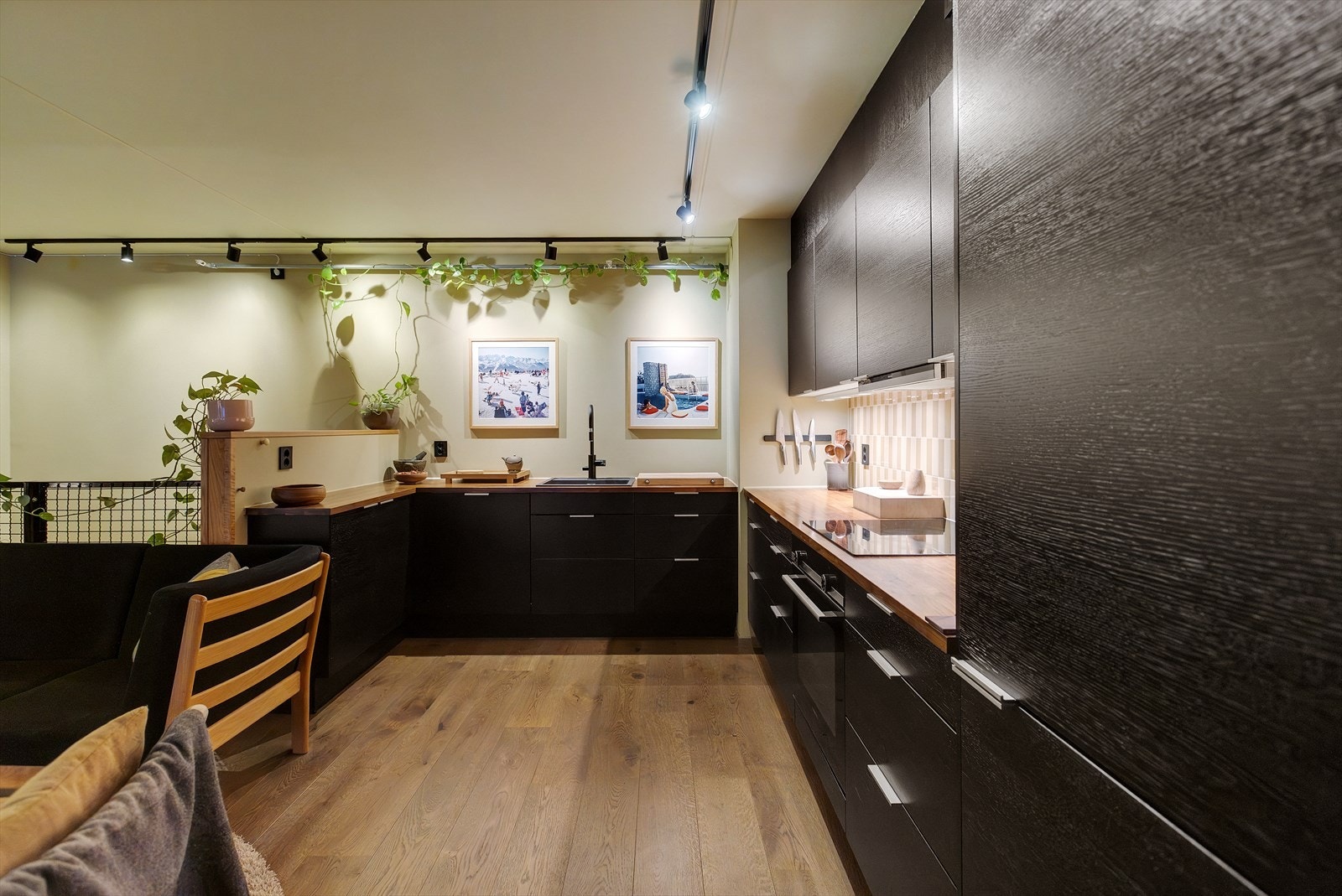 Kjøkkenet har gode arbeidsflater og rikelig med oppbevaringsplass i skuffer og skap. Galleribilde