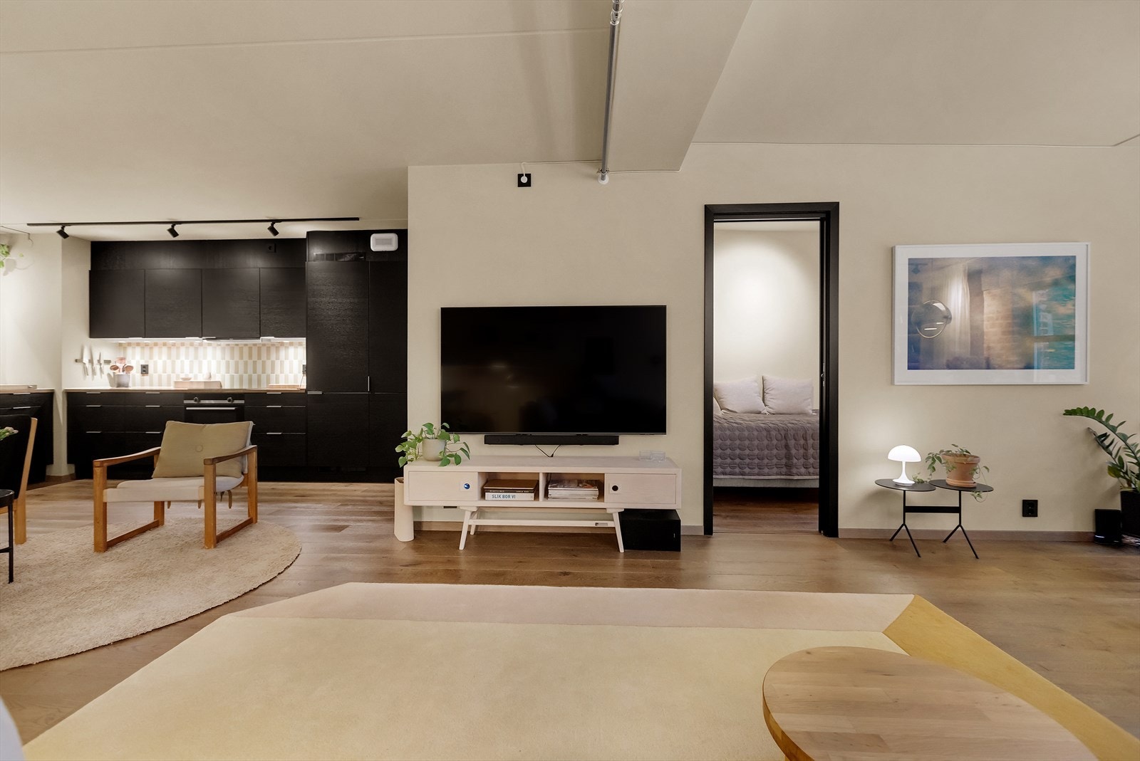 Rommet har en praktisk plassering for TV og tilhørende møblement. Galleribilde