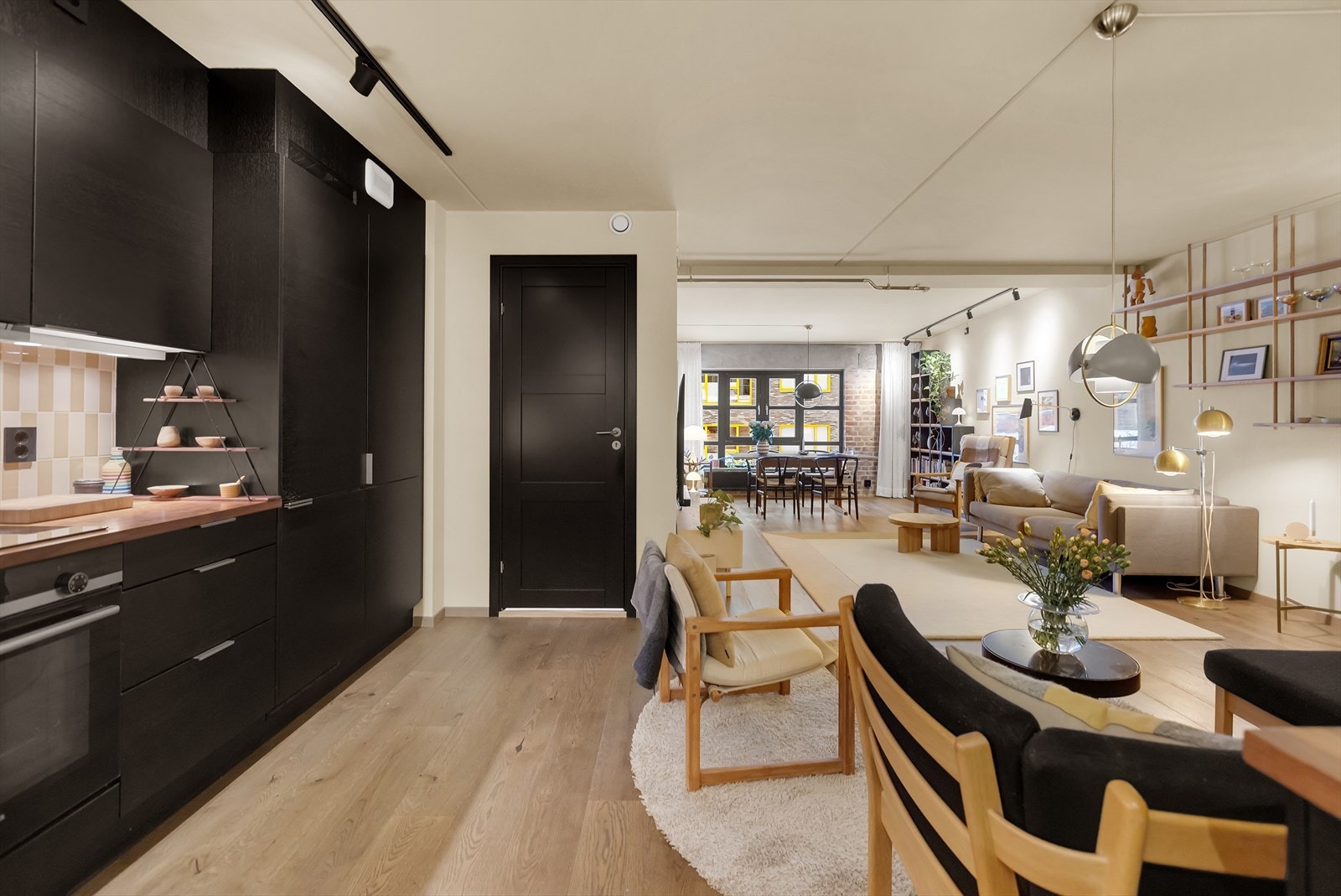 Av integrerte hvitevarer er kjøkkenet utstyrt med koketopp og stekeovn, kjøl/frys og oppvaskmaskin. Galleribilde