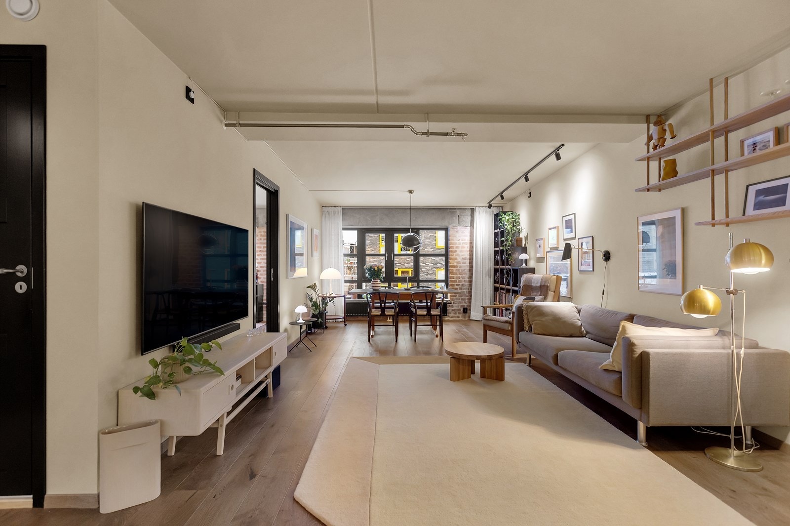 Stuen kombinerer rustikke detaljer med et moderne uttrykk og byr på rikelig med plass til både romslig sofagruppe og øvrig møblering. Galleribilde