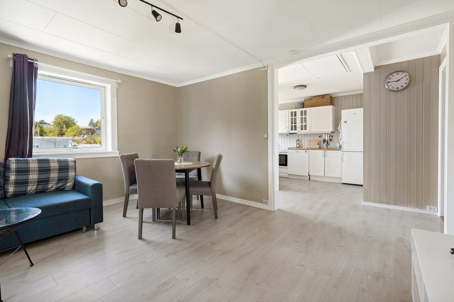 Romslig stue med gode møbleringsmuligheter Galleribilde