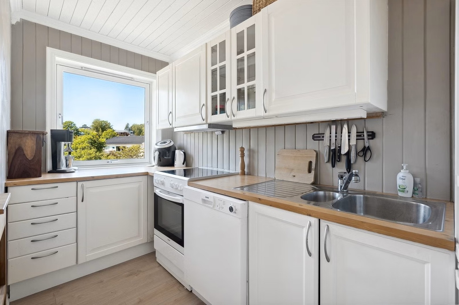 Kjøkken med god skap- og benkeplass! Galleribilde