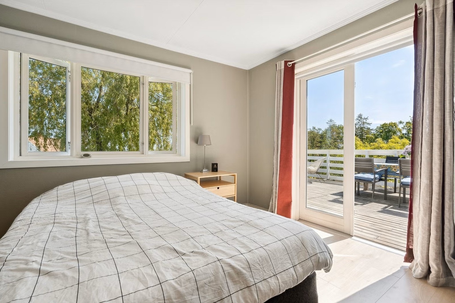 Hovedsoverommet har direkte utgang til romslig balkong med gode solforhold og pen utsikt! Galleribilde