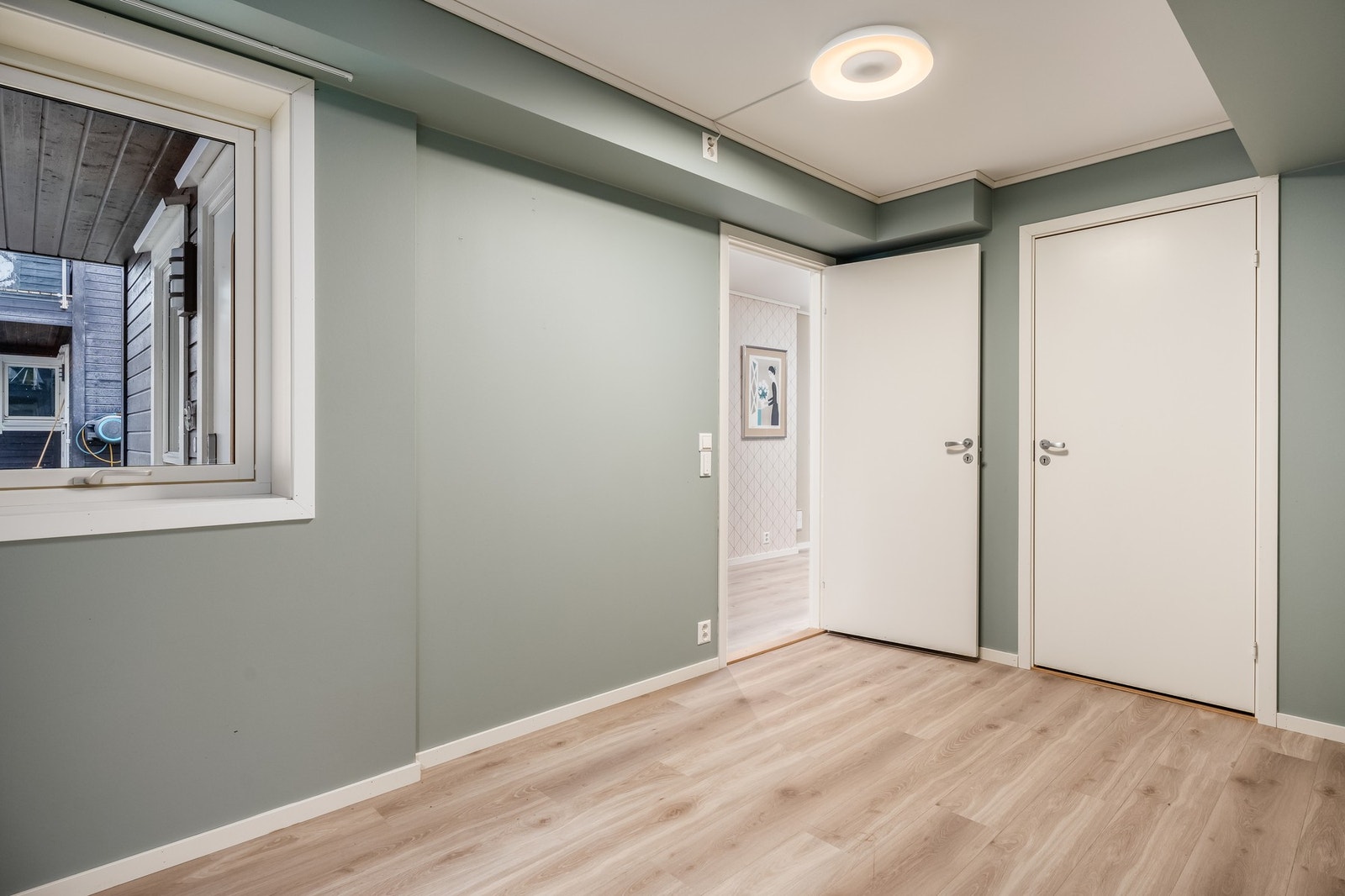 Hovedsoverommet har adgang til leilighetens innvendige bod. Galleribilde