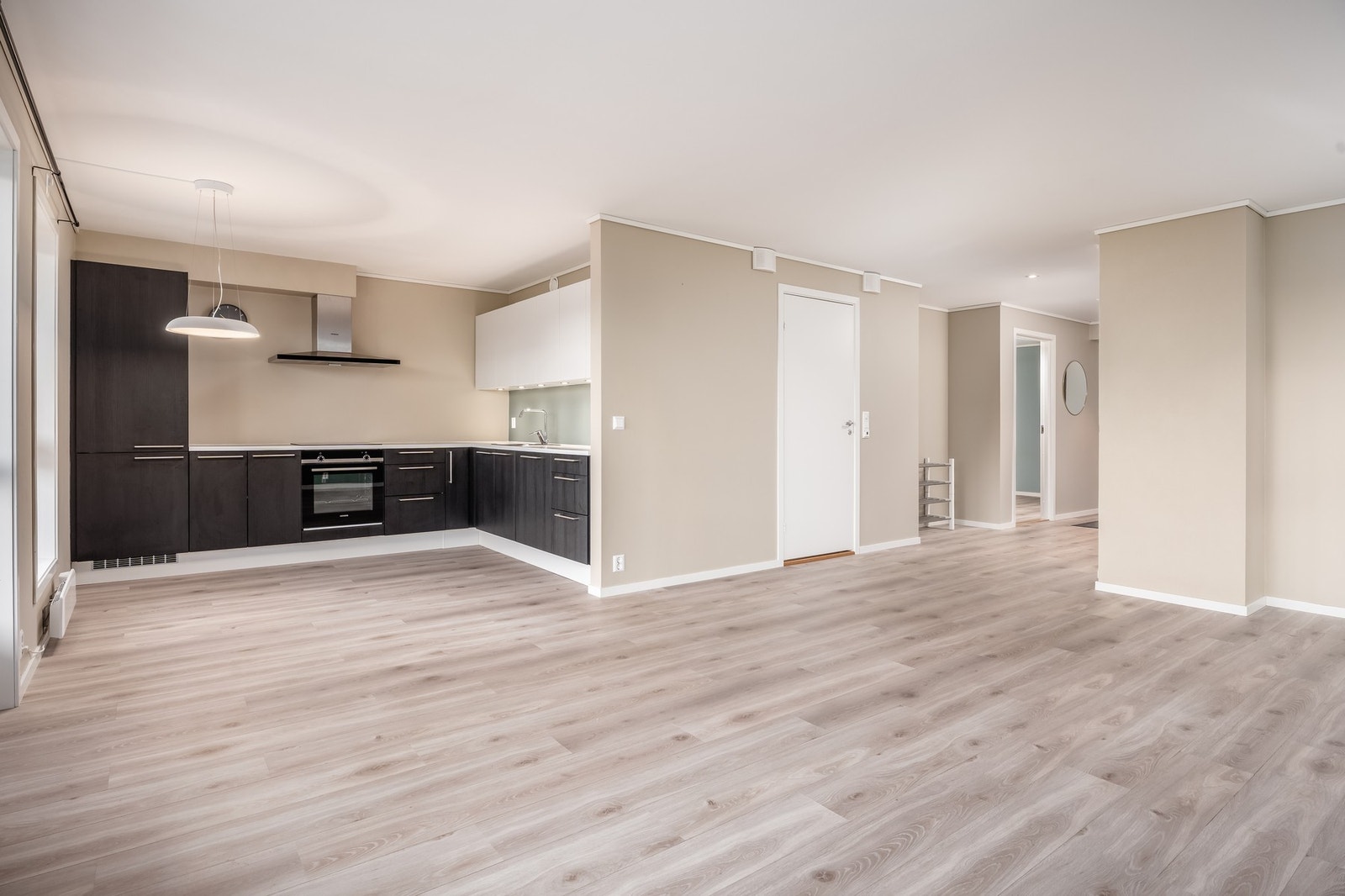 Kjøkkenet har en praktisk utforming som gir deg godt med skap- og arbeidsplass. Utstyrslisten omfatter flere integrerte hvitevarer, levert av Siemens. Galleribilde