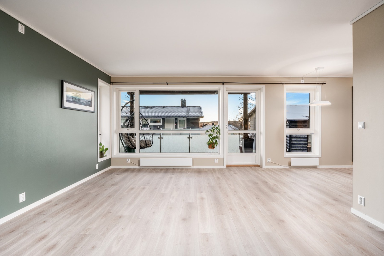 Store vindusflater sørger for rikelig med naturlig lys, men også en lun og trivelig atmosfære i allrommet. Galleribilde