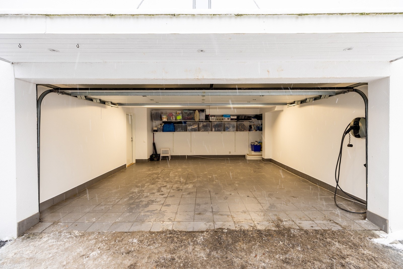 Stor dobbeltgarasje med innvendig adkomst til boligen. Galleribilde