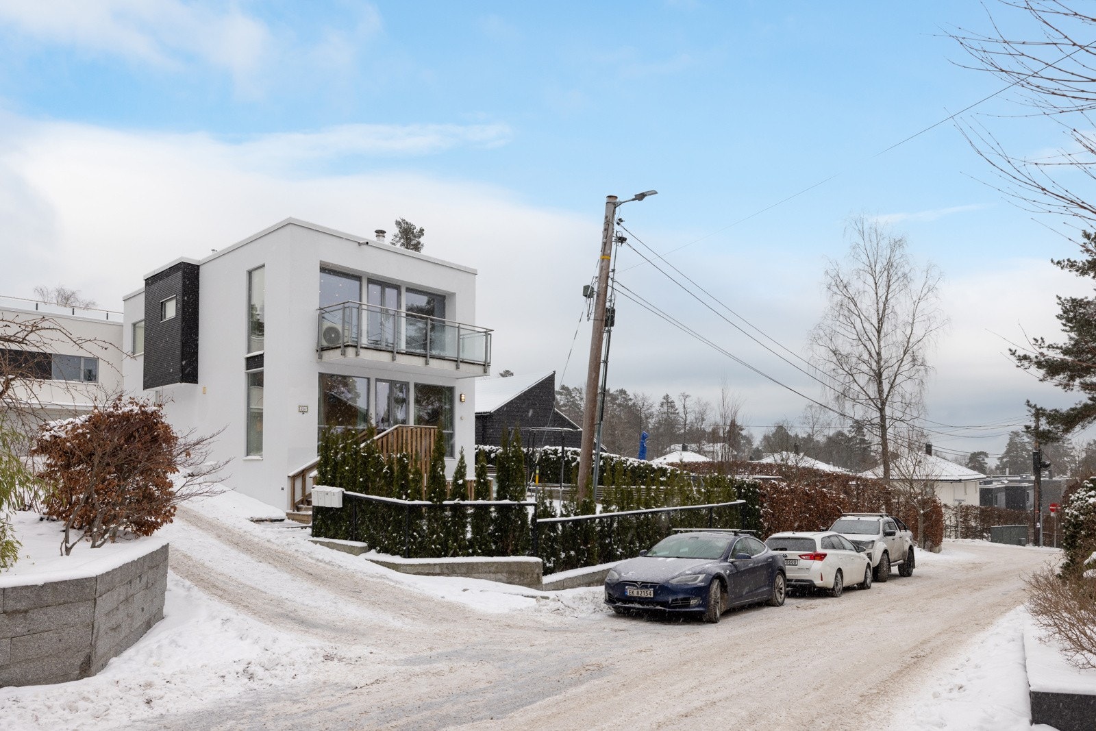 Boligen ligger flott og barnevennlig til øverst på Ullerntoppen i blindvei. Galleribilde
