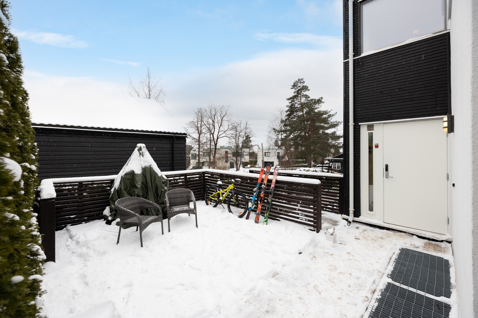 Det er også 2 plattinger på 2 nivåer på siden av boligen. Galleribilde