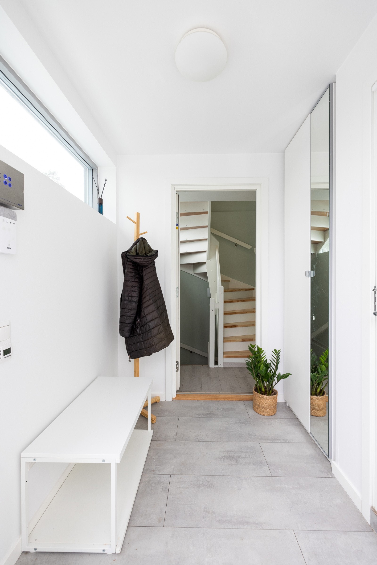 Lys entré med plass til innredning og med direkte adkomst til garasjen. Galleribilde