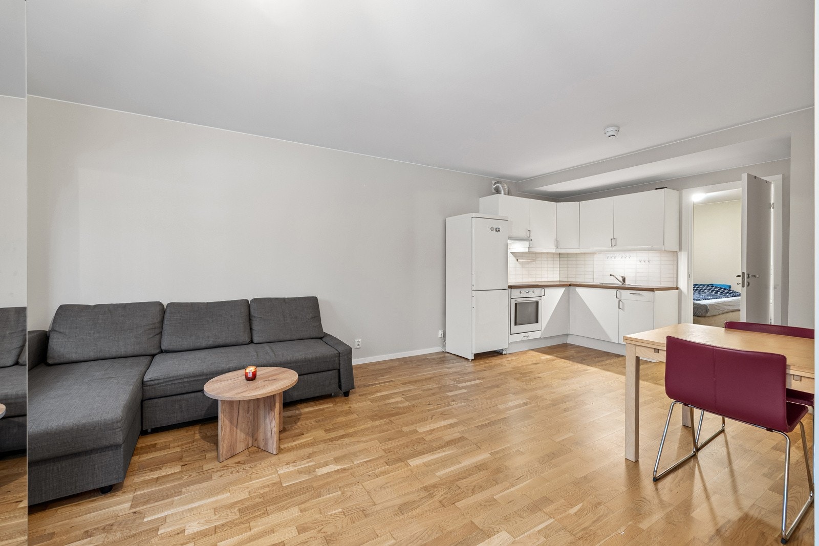 God plass til sofaseksjon og spisegruppe. Galleribilde
