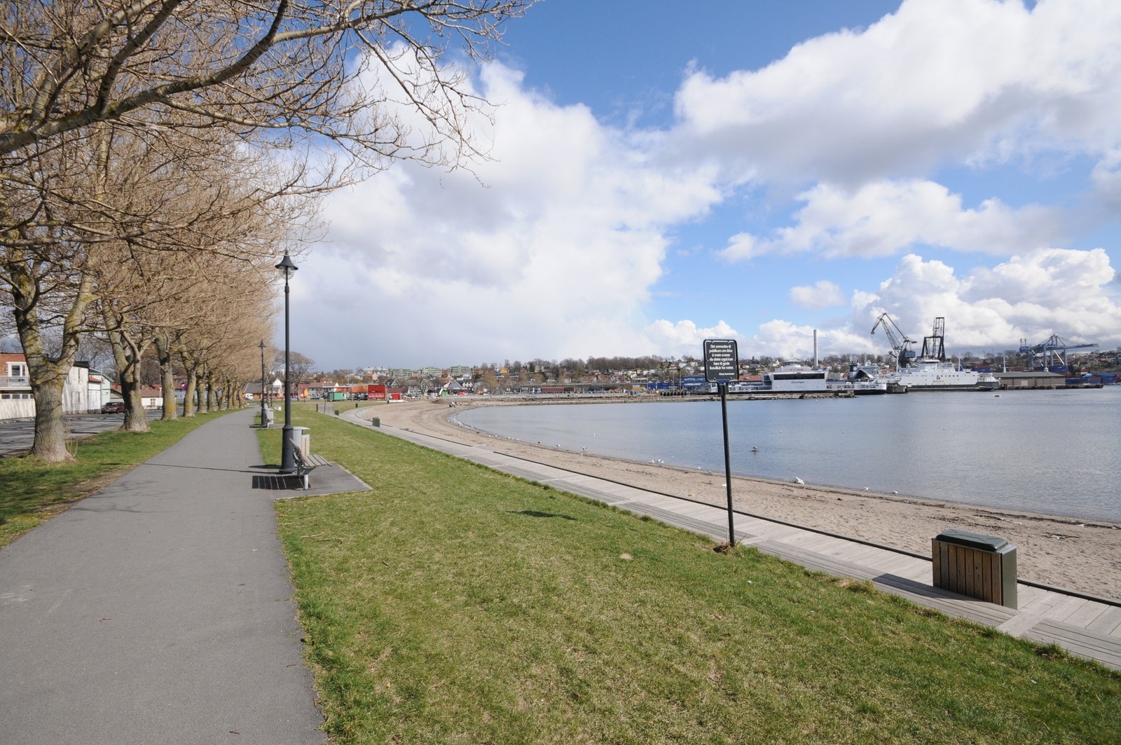 Bystranda i Moss er et populært samlingspunkt på varme dager, med kort vei fra sentrum og en avslappet atmosfære langs fjorden. Galleribilde