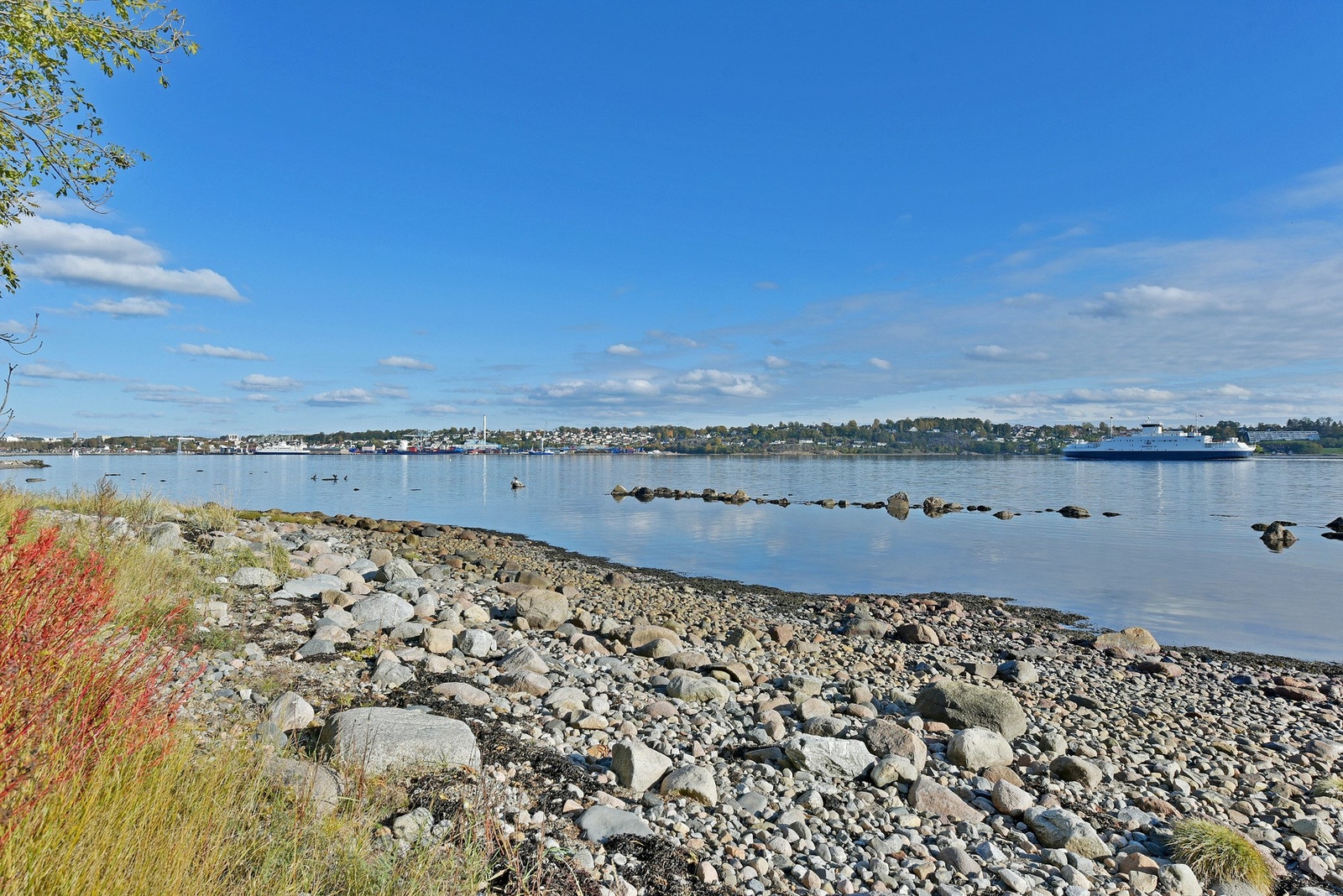 Både sommer og vinter byr nærområdet på flotte bademuligheter, med strender som ligger som perler på en snor. Galleribilde