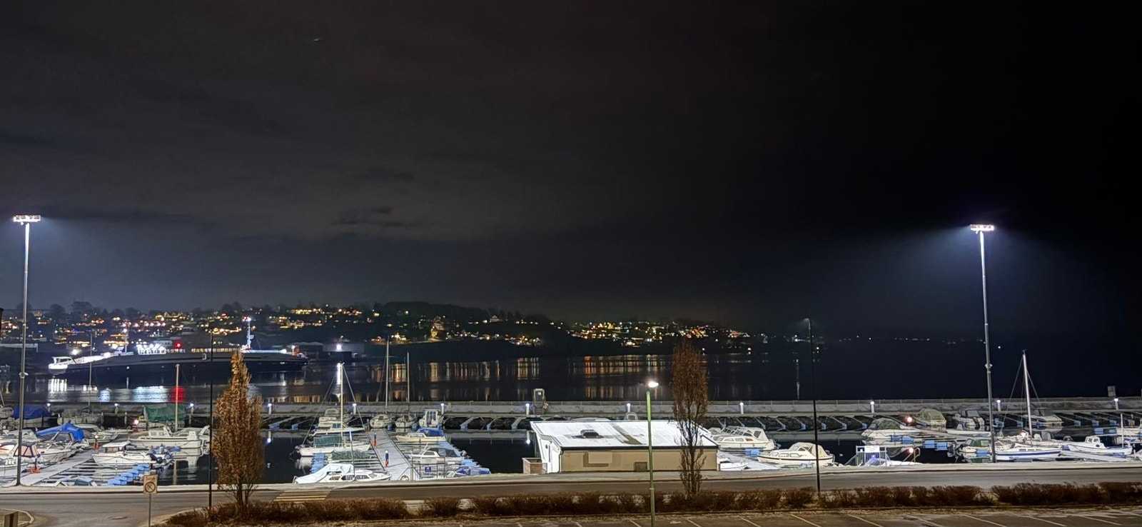 Privat bilde av utsikt i mørket. Galleribilde