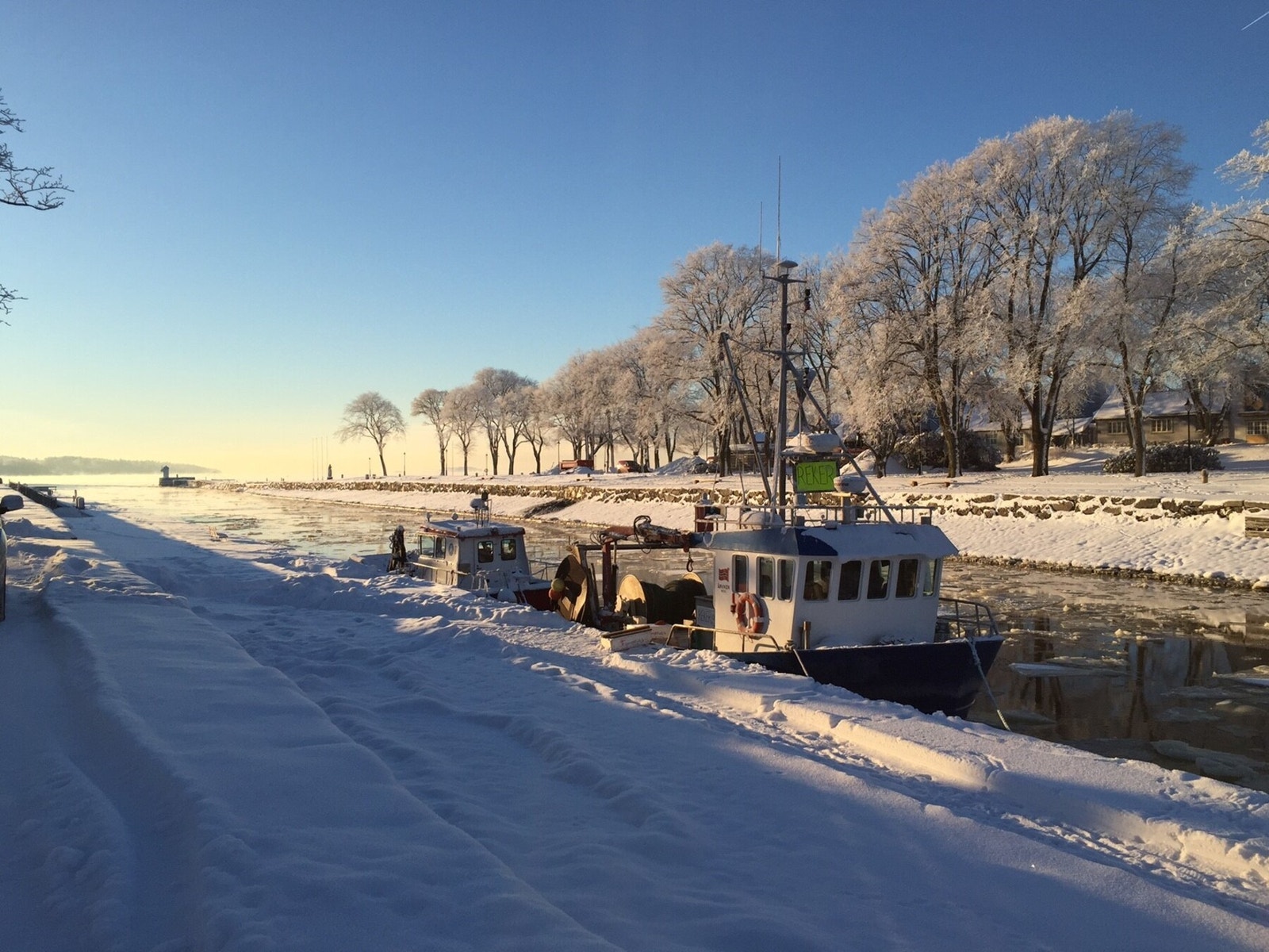 I kanalområdet finner du blant annet fiskeforretning, kafeer, yogasenter, butikker og restaurant. Galleribilde