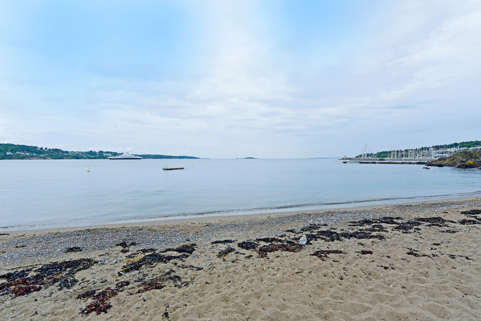Fiskestranda ligger rett nedenfor boligen. Her er det volleyballbane og grill. Galleribilde