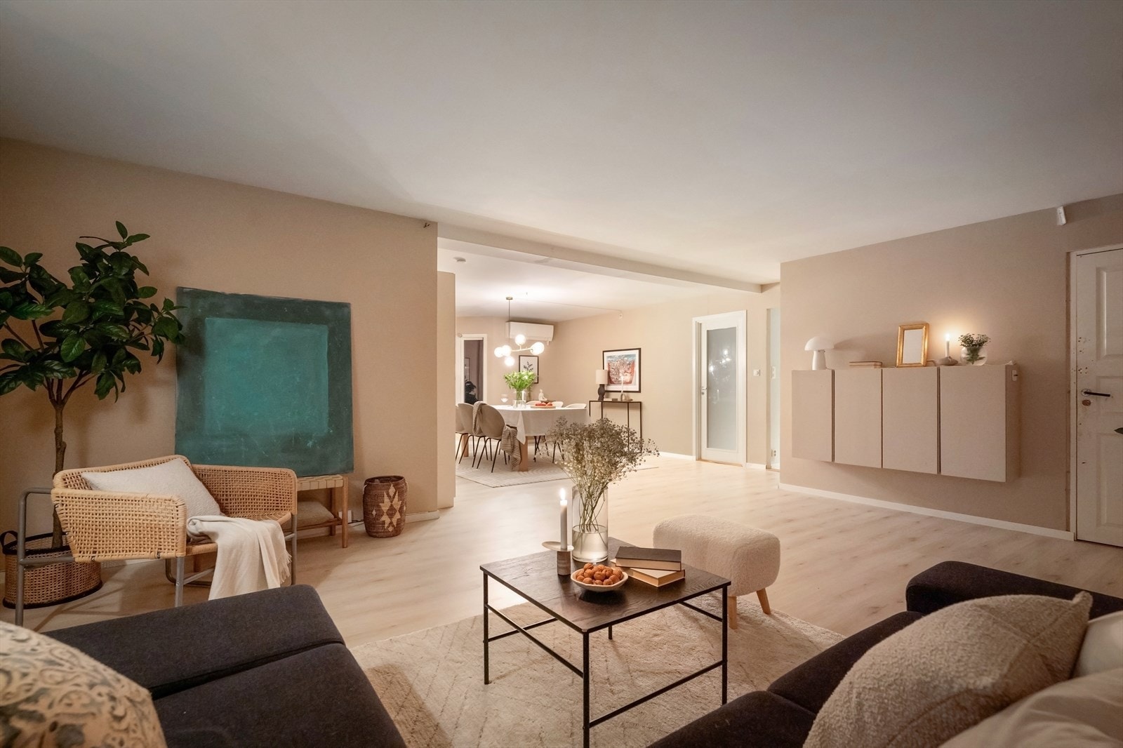 Fra entréen kommer du inn i en åpen og sosial stue- og spisestuesone. Galleribilde