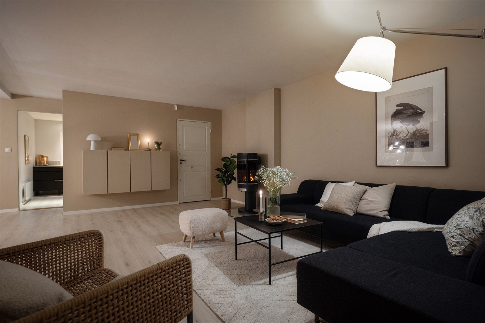 Gjennomgående gulv og en enhetlig fargepalett skaper en helhetlig følelse i rommet. Galleribilde