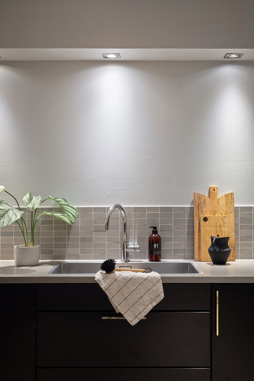 Detaljer som underlimt vask og fliser over benken gir et stilrent uttrykk. Galleribilde