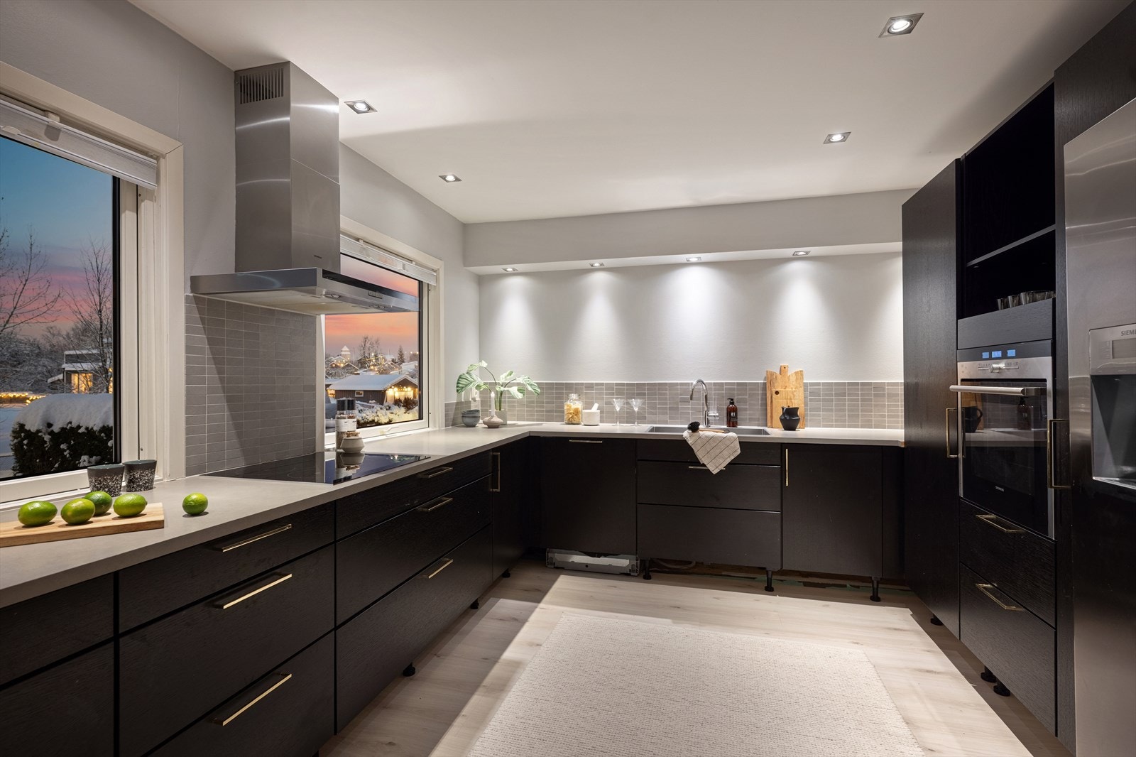 Kjøkkenet har en praktisk U-form med rikelig skap- og benkeplass. Galleribilde