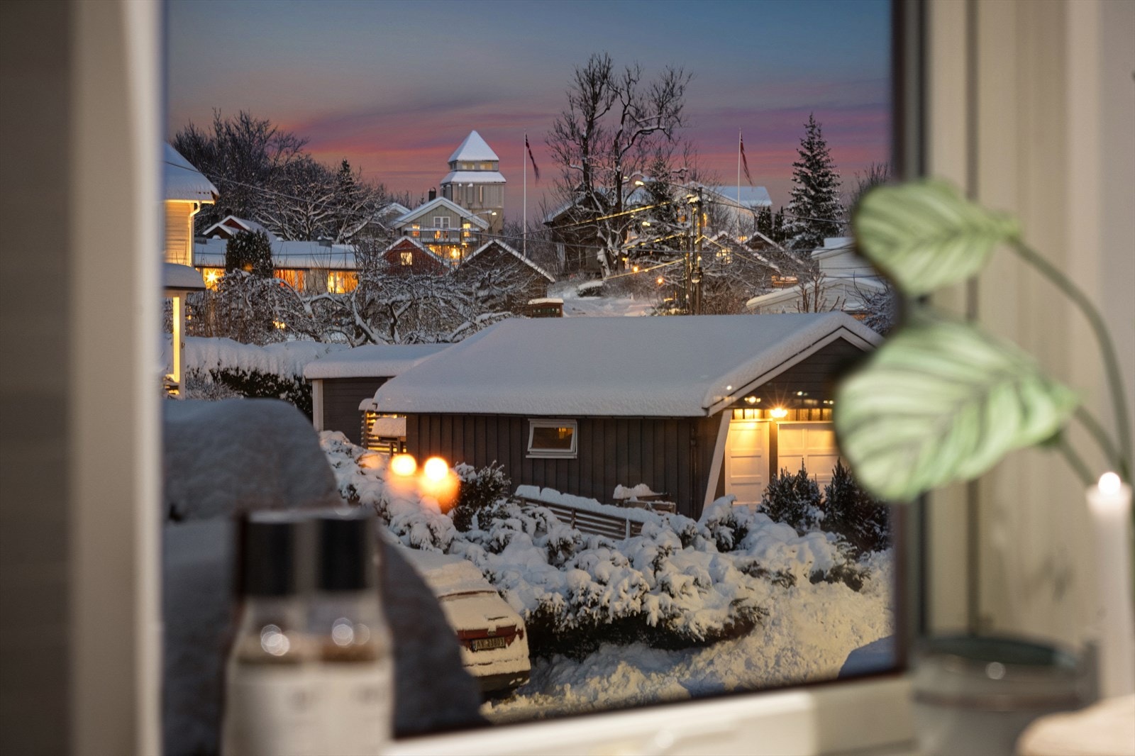 Fra boligen er det utsyn over et fredelig og etablert nabolag. Galleribilde