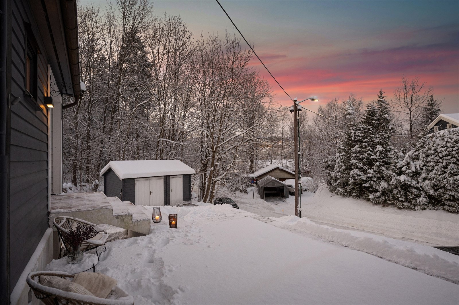 Rekkehusene har parkering ved veien langs boligene. Galleribilde