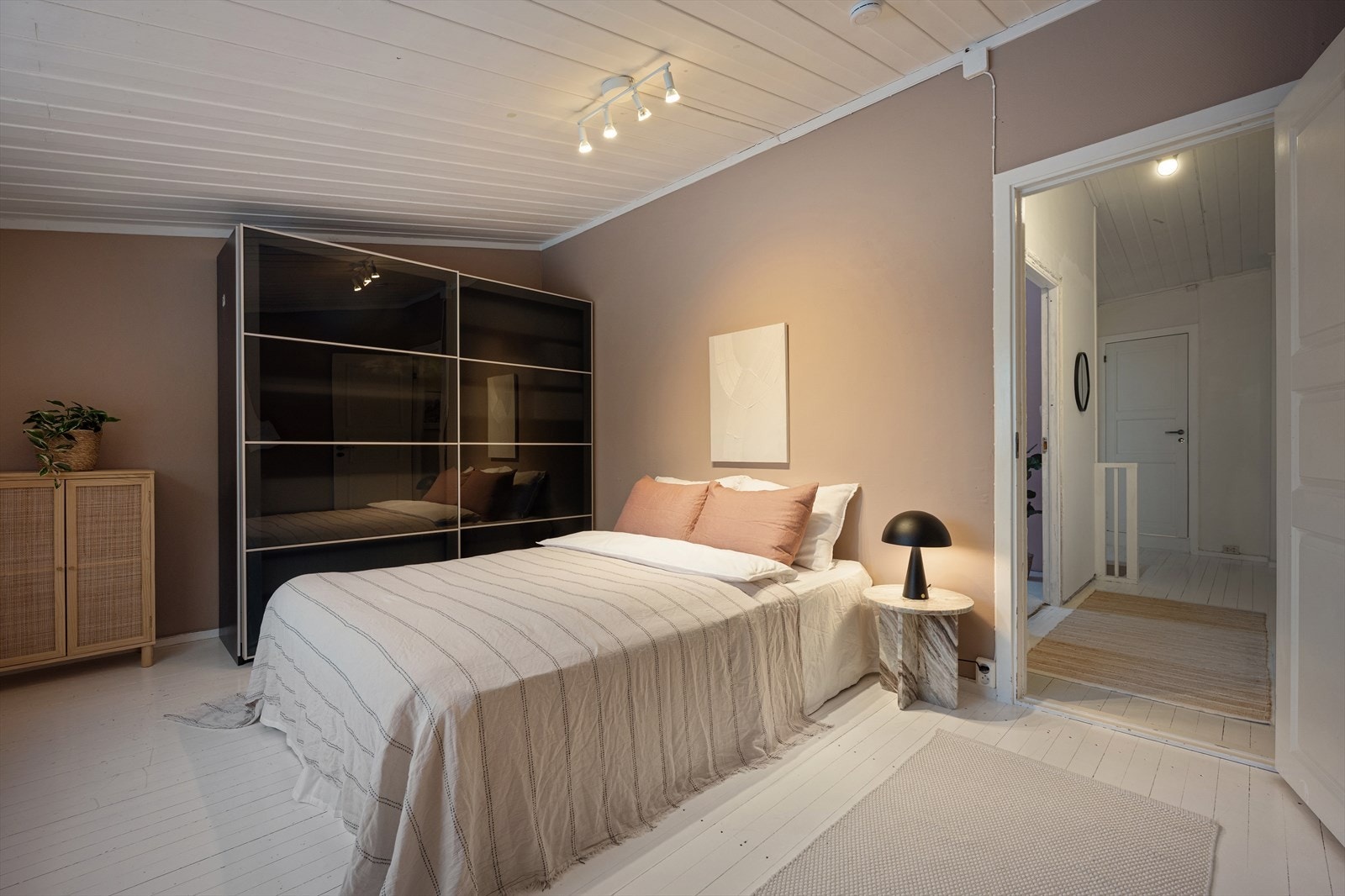 Det andre soverommet har også god størrelse og garderobeskap. Galleribilde