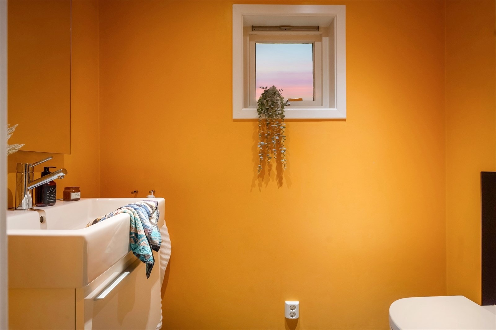 Praktisk gjestetoalett med servant og vegghengt toalett. Galleribilde