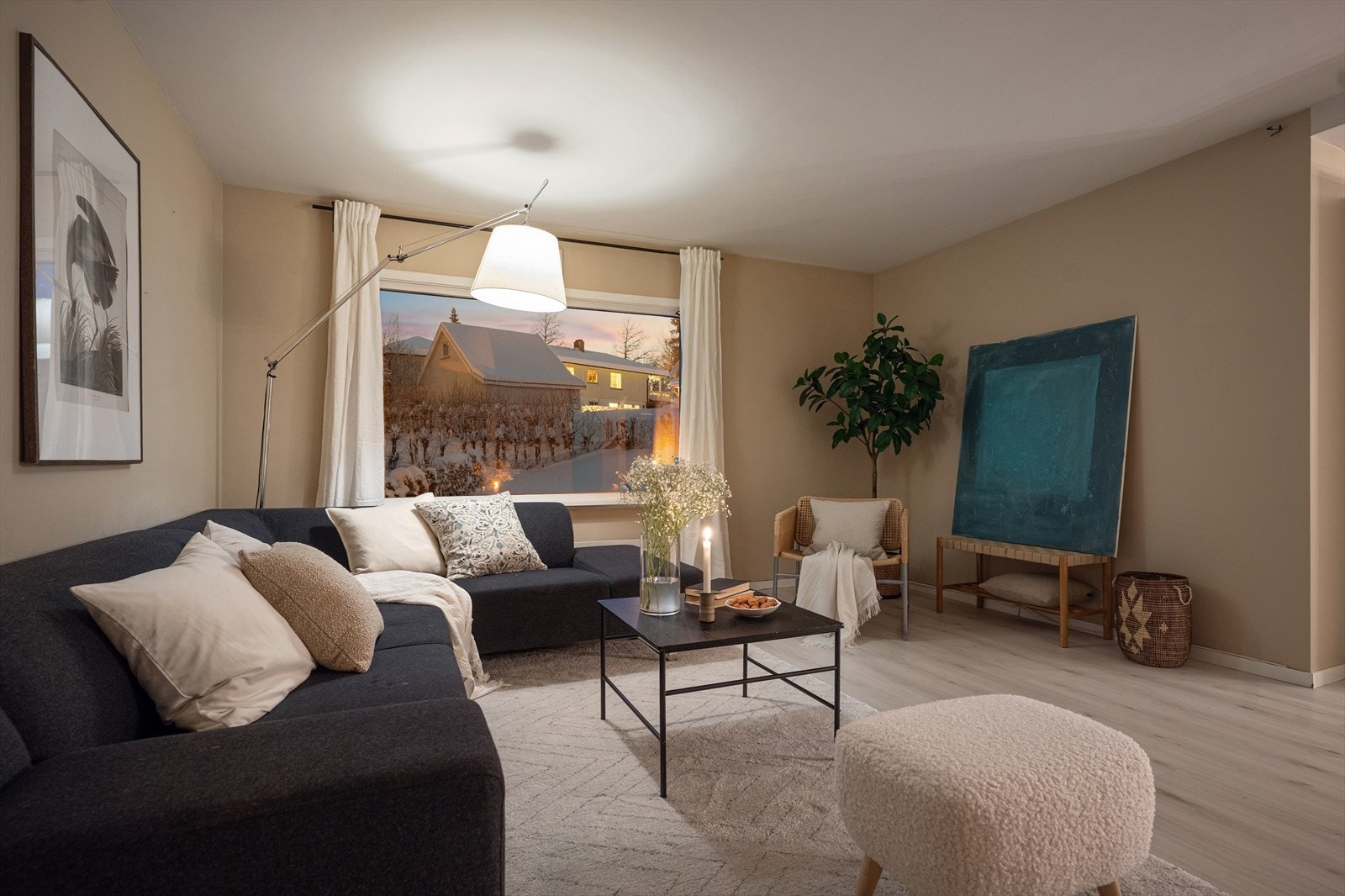 Stuen har god plass til en stor sofagruppe og er et naturlig samlingspunkt. Galleribilde