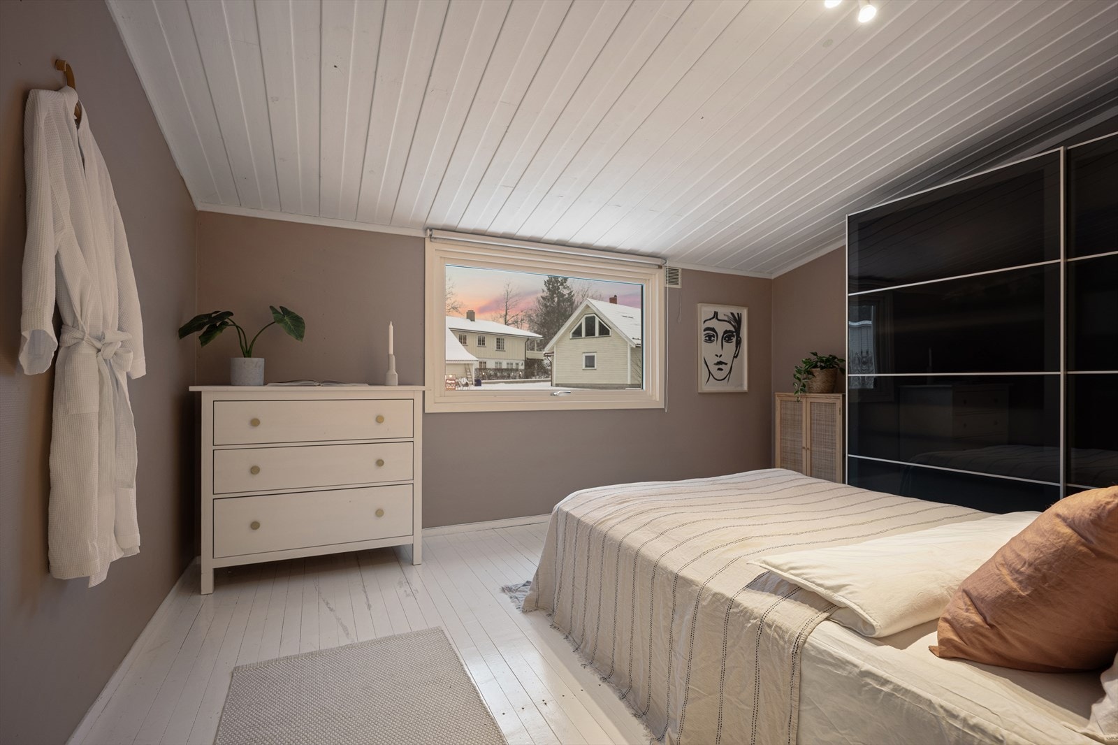 Hovedsoverommet er romslig med plass til dobbeltseng og en stor garderobeløsning. Galleribilde