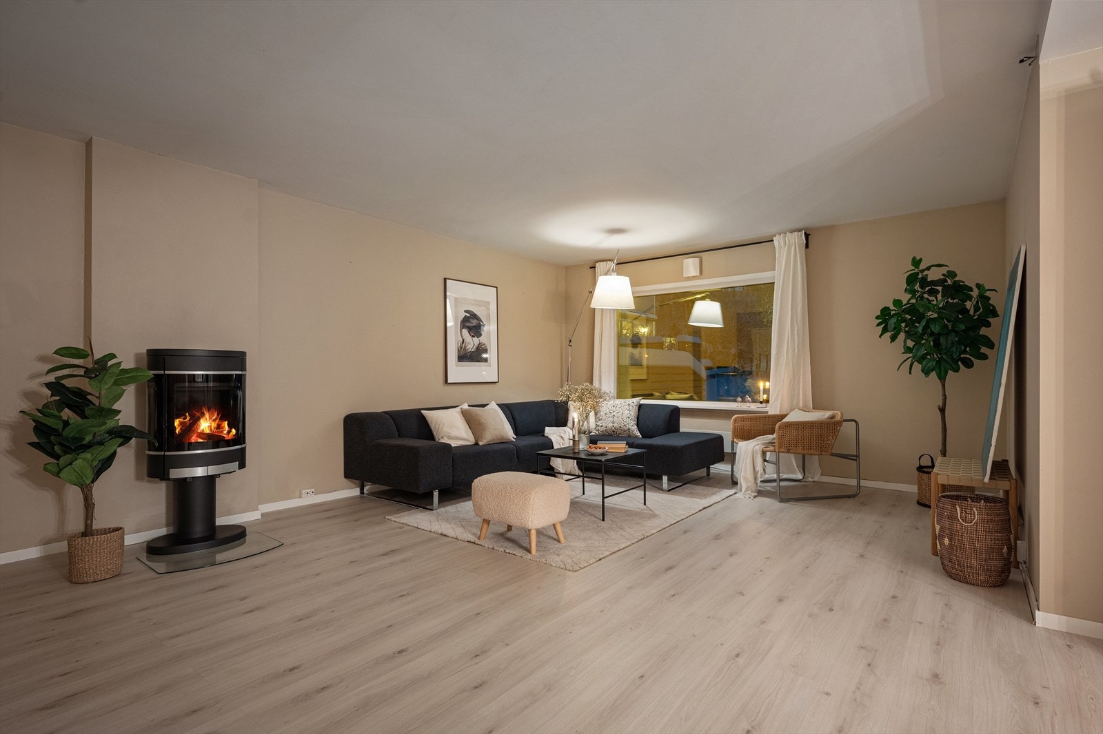 Store vindusflater gir rikelig med lys og en åpen romfølelse. Galleribilde