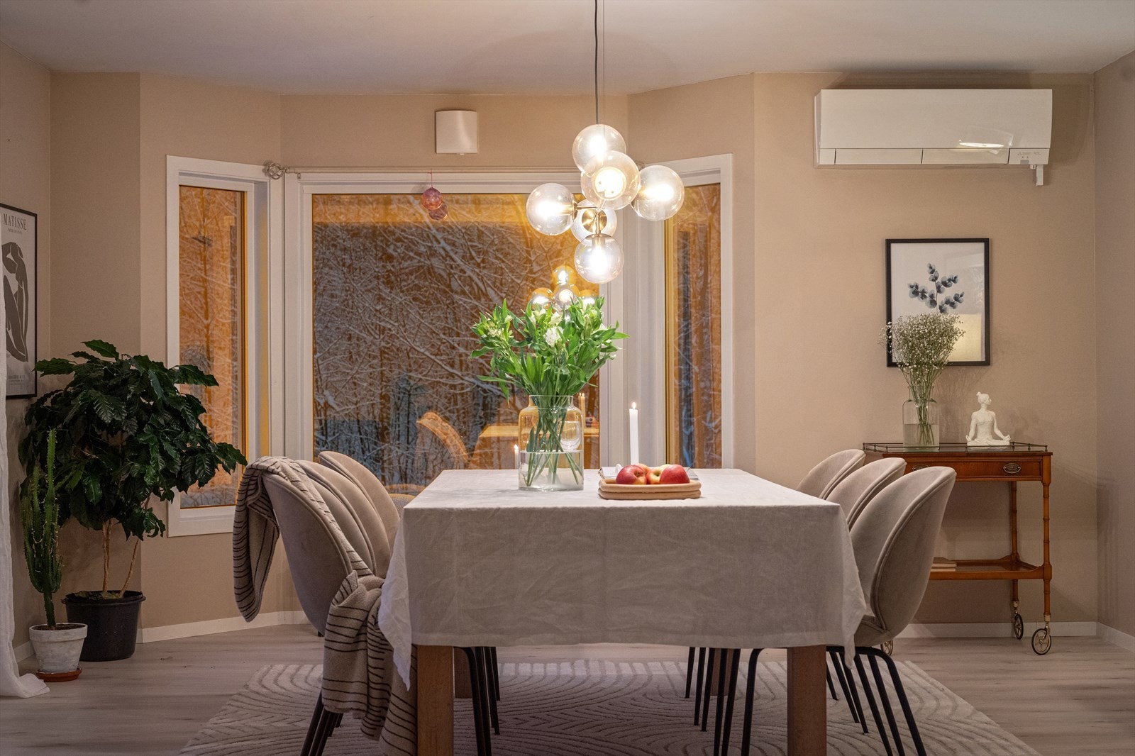 Karnappvinduet i spisestuen gir ekstra lys og en fin detalj til rommet. Galleribilde