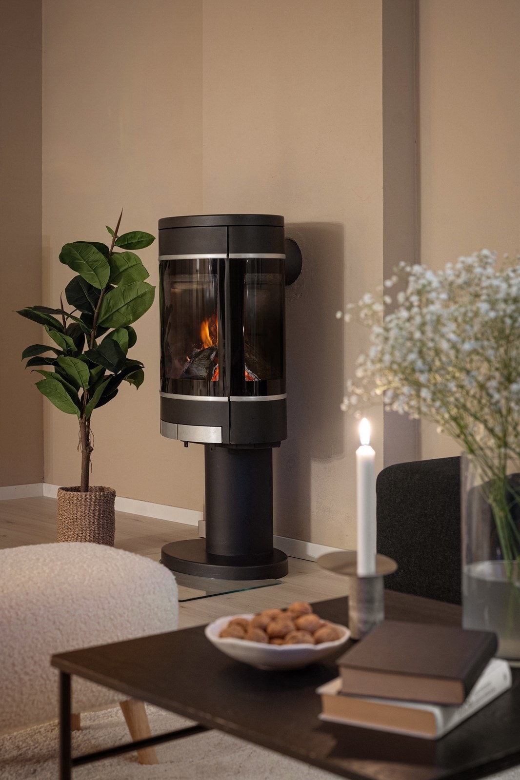 Peisovnen er strategisk plassert og kan nytes fra både stue- og spisestuedelen. Galleribilde